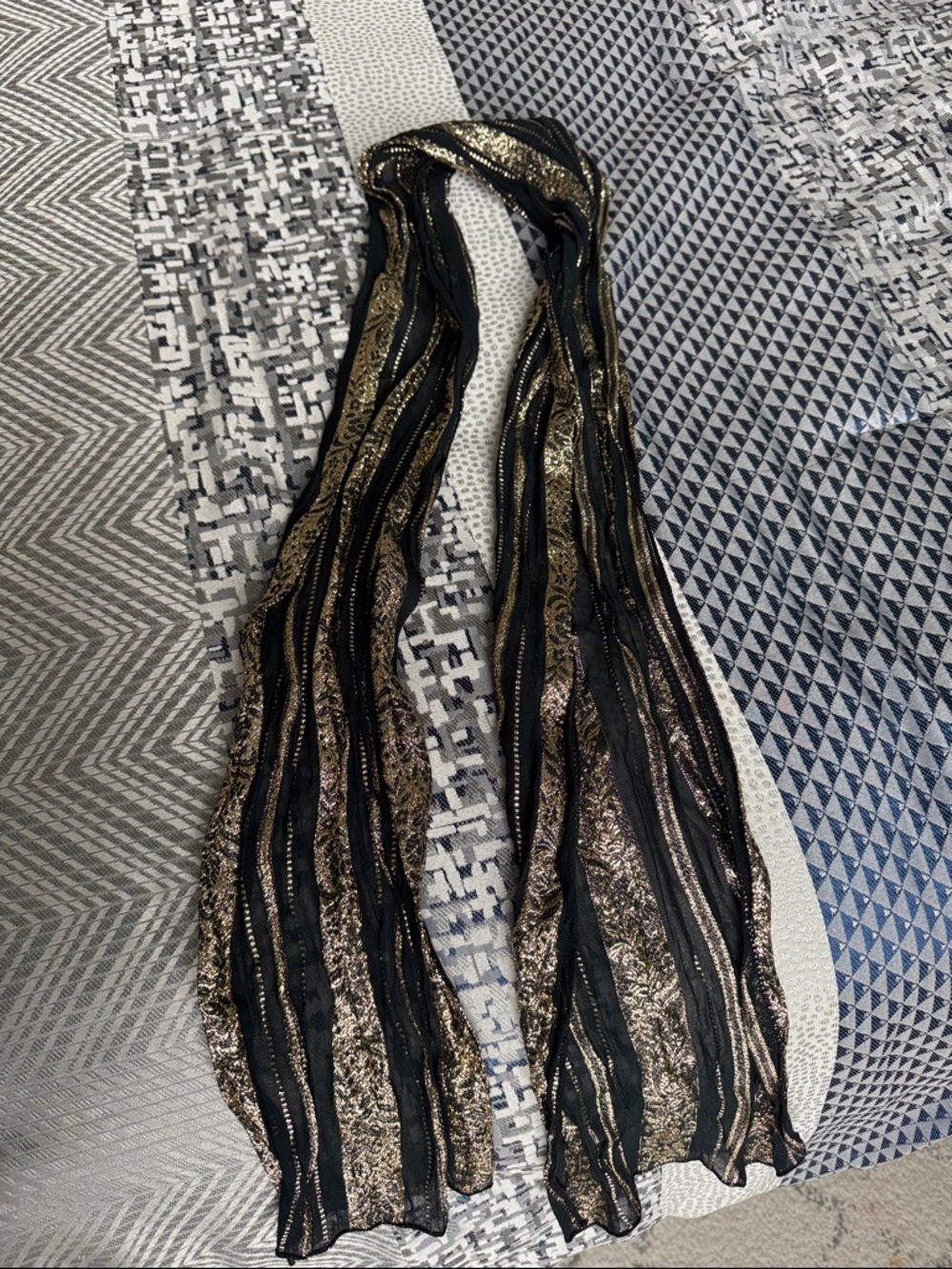 THE SPECIALTY HOUSE BLACK & GLITTER GOLD SCARF